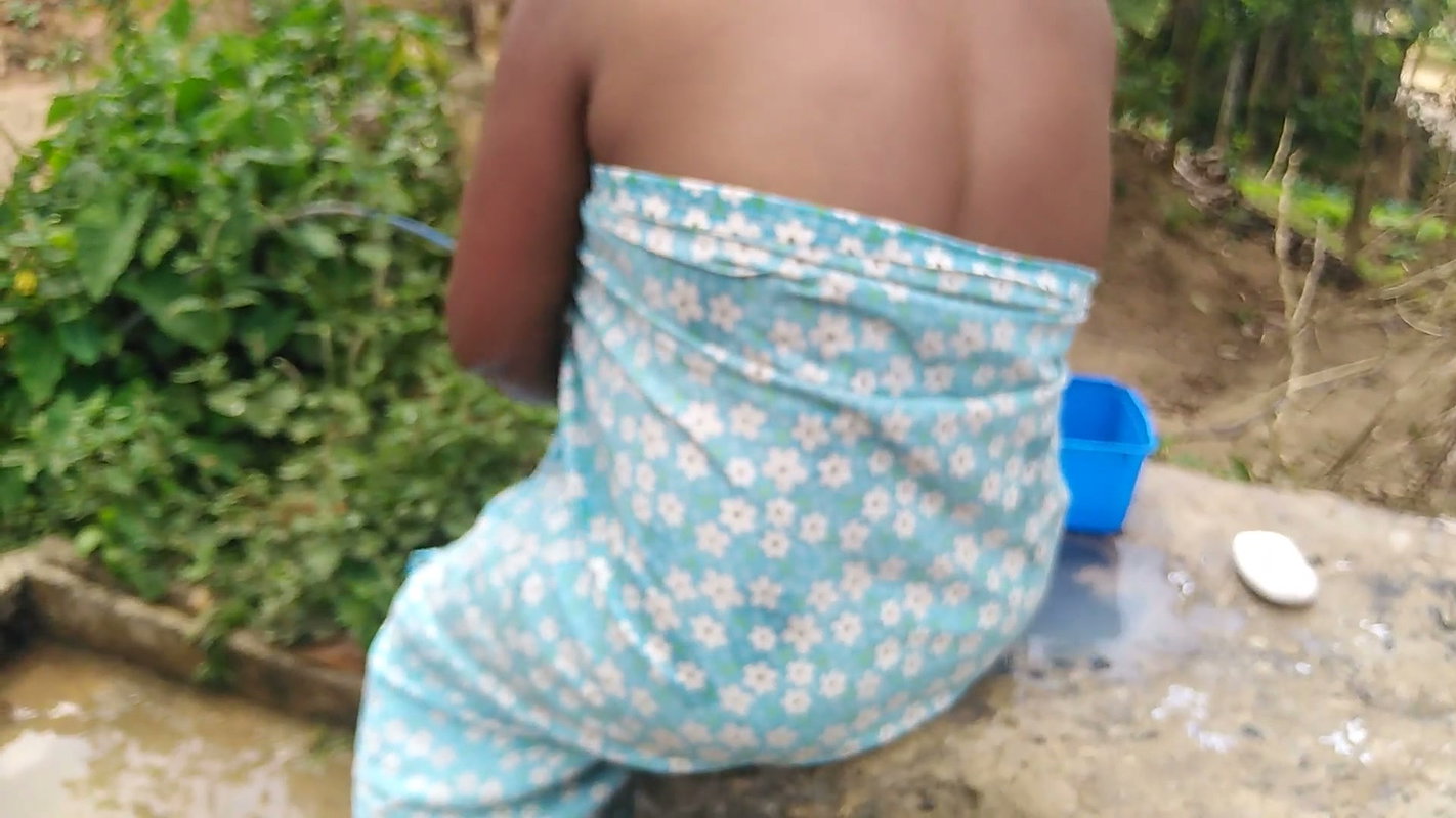 Desi Indian MILF Show Her Amazing Big Boobs and Pussy While She Bathing