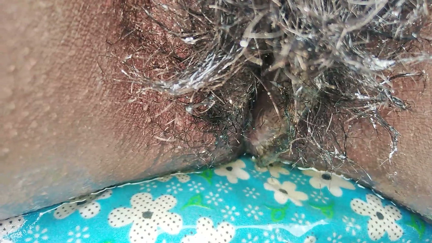 Desi Indian MILF Show Her Amazing Big Boobs and Pussy While She Bathing