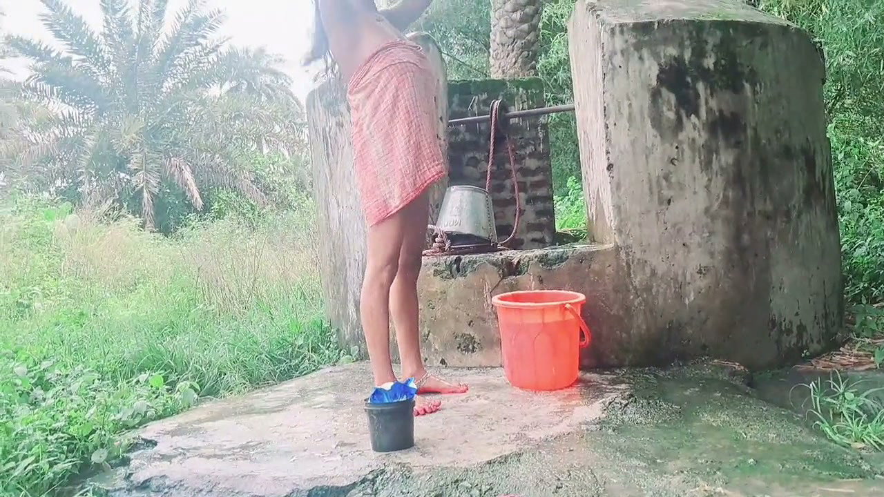 Desi Bhabhi Outdoor Freshng in Morning