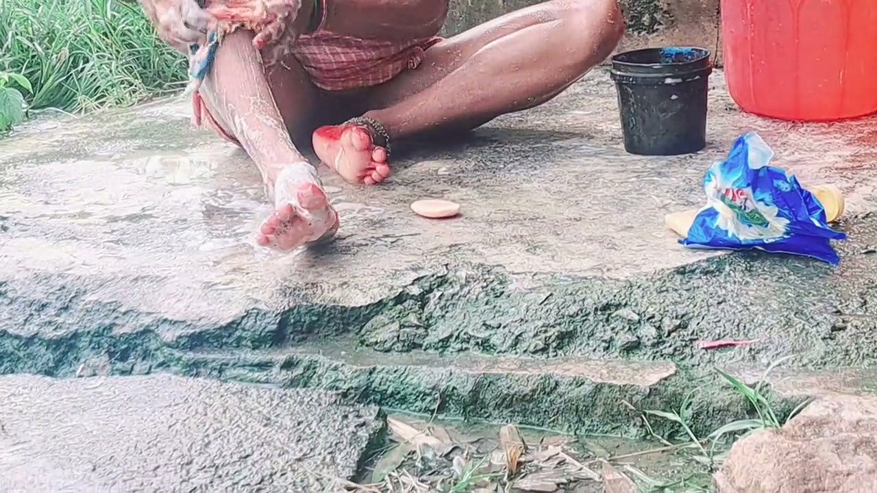 Desi Bhabhi Outdoor Freshng in Morning