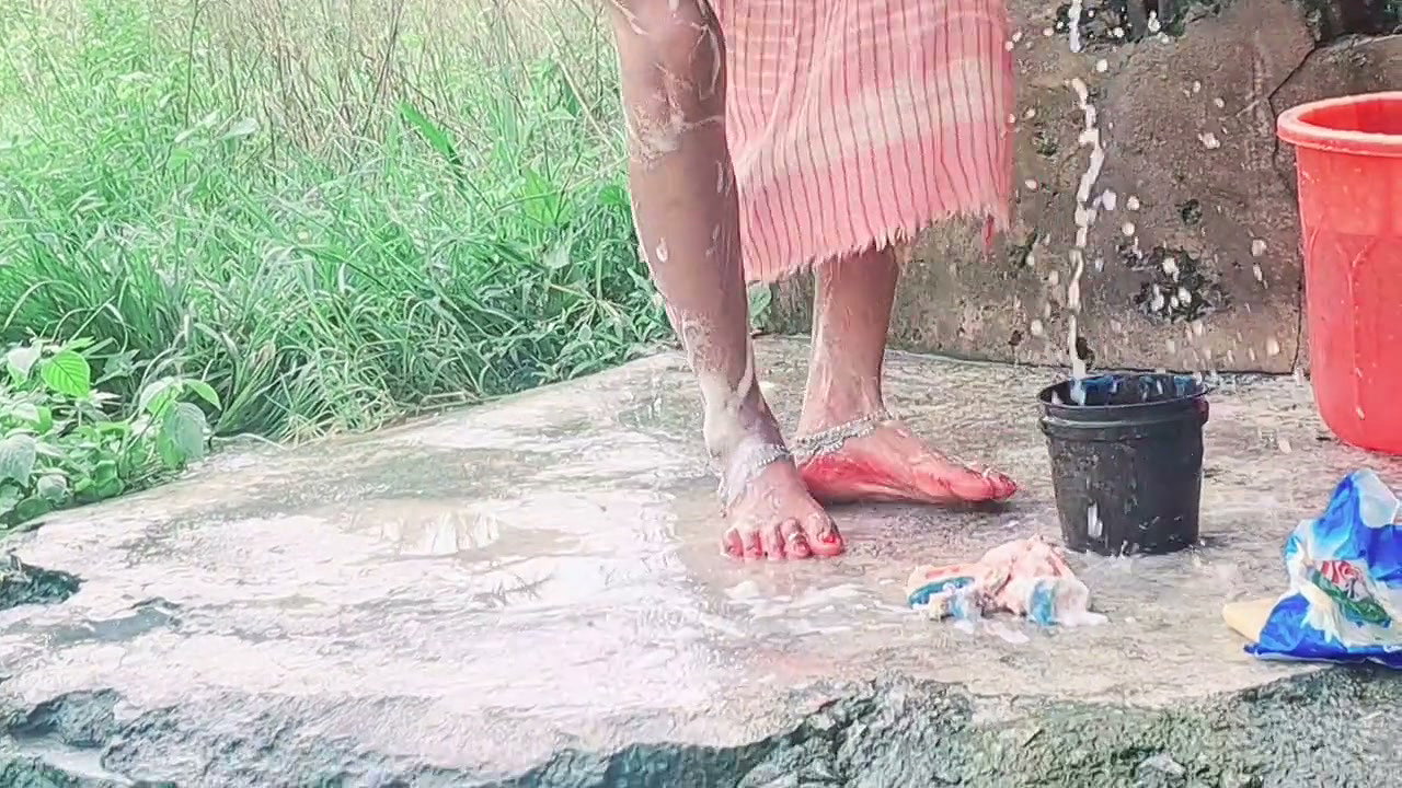 Desi Bhabhi Outdoor Freshng in Morning
