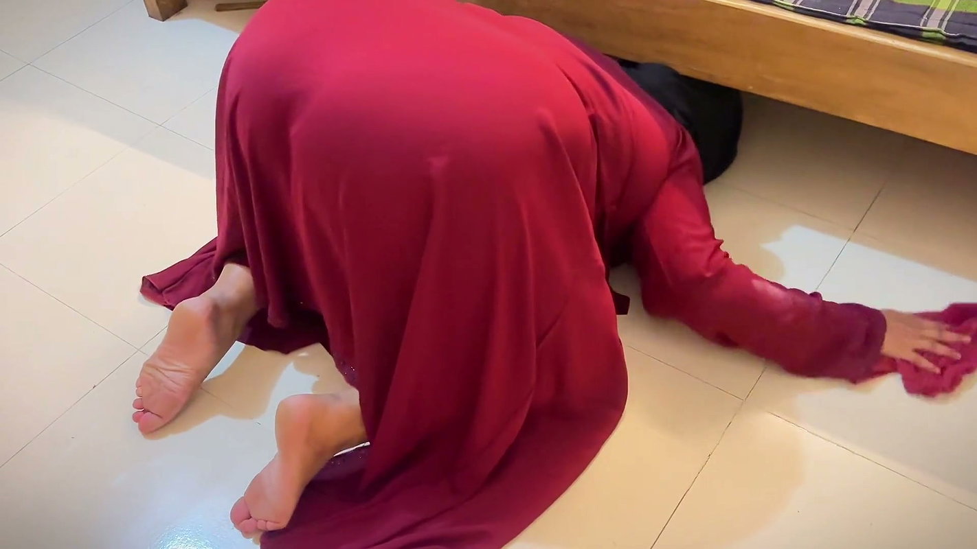 Hot Aunty Stuck Under Bed & Undress Her Big Ass When She Try to Act of Maid in Arab Hotel by Clean