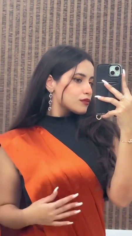 Beautiful Bigboob Sexy Curvy Figure Indian Girl Showing Updates (2)23