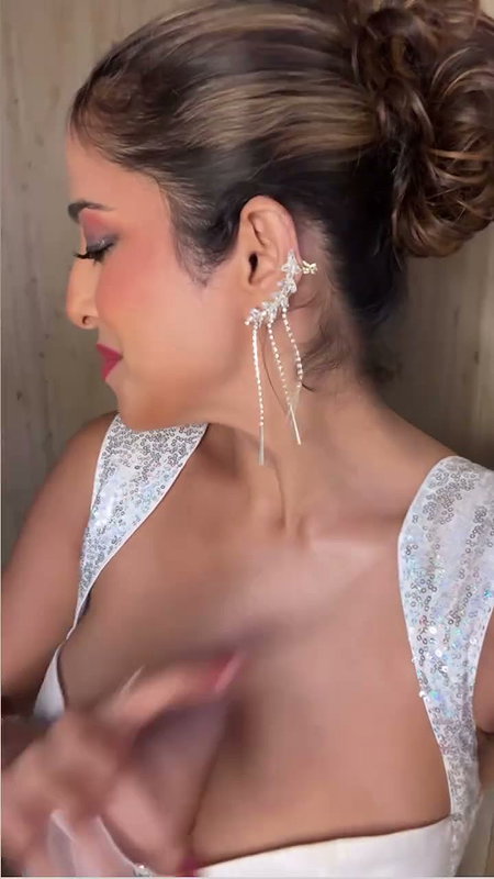 HOTNESS KATE SHARMA FLAUNTING HER OPEN CLEAVAGE VIEW (2)2