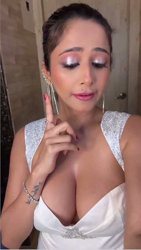 HOTNESS KATE SHARMA FLAUNTING HER OPEN CLEAVAGE VIEW (2)2
