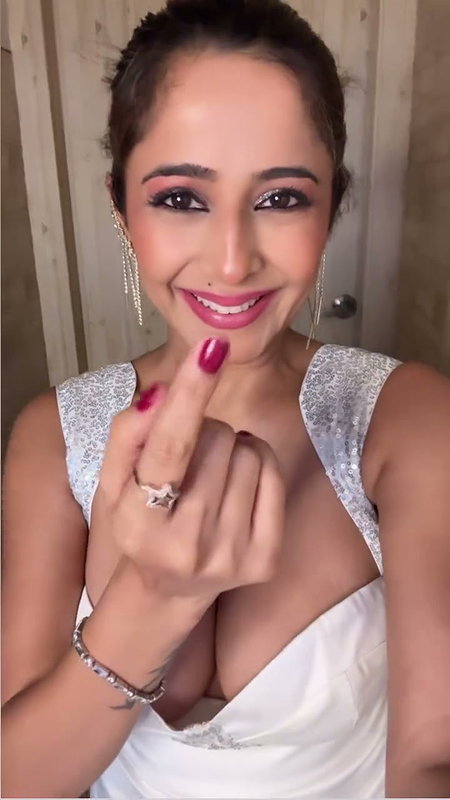 HOTNESS KATE SHARMA FLAUNTING HER OPEN CLEAVAGE VIEW (2)2
