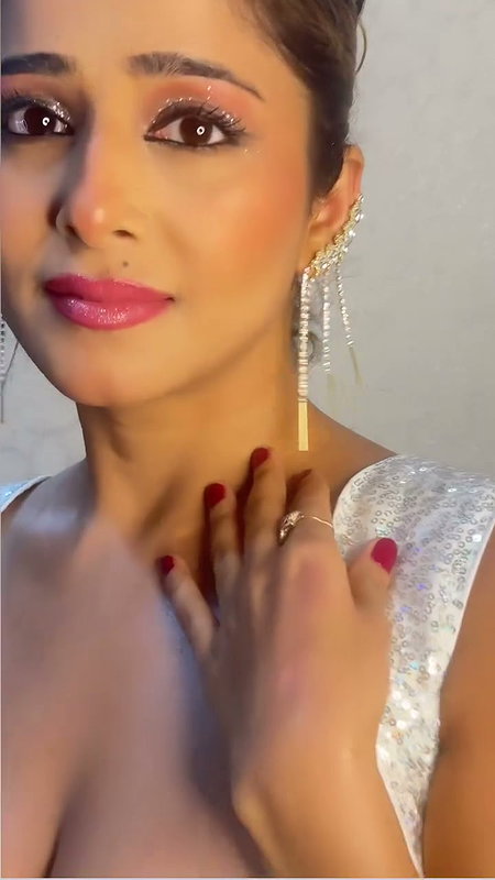 HOTNESS KATE SHARMA FLAUNTING HER OPEN CLEAVAGE VIEW (2)2