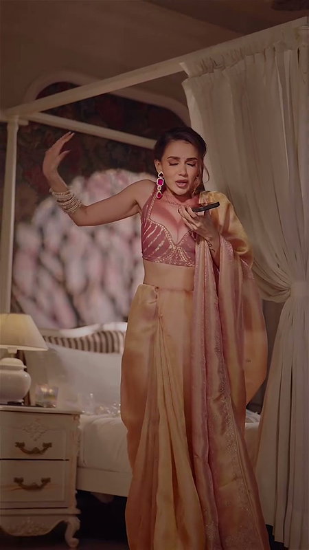 KOMAL PANDEY FAPWORTHY SEXY IN DIFFRENT SAREES (2)2
