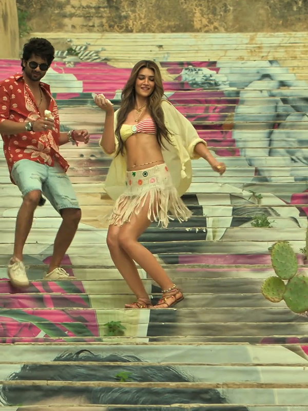 KRITI SANON BOLLYWOOD SEXY SLUT DIVA FLAWLESS SEDUCING (2)2