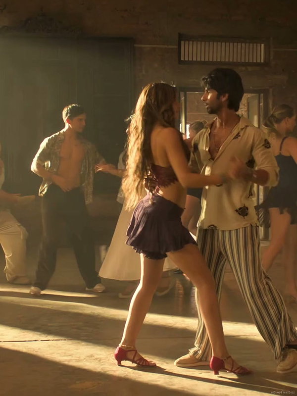 KRITI SANON BOLLYWOOD SEXY SLUT DIVA FLAWLESS SEDUCING (2)2