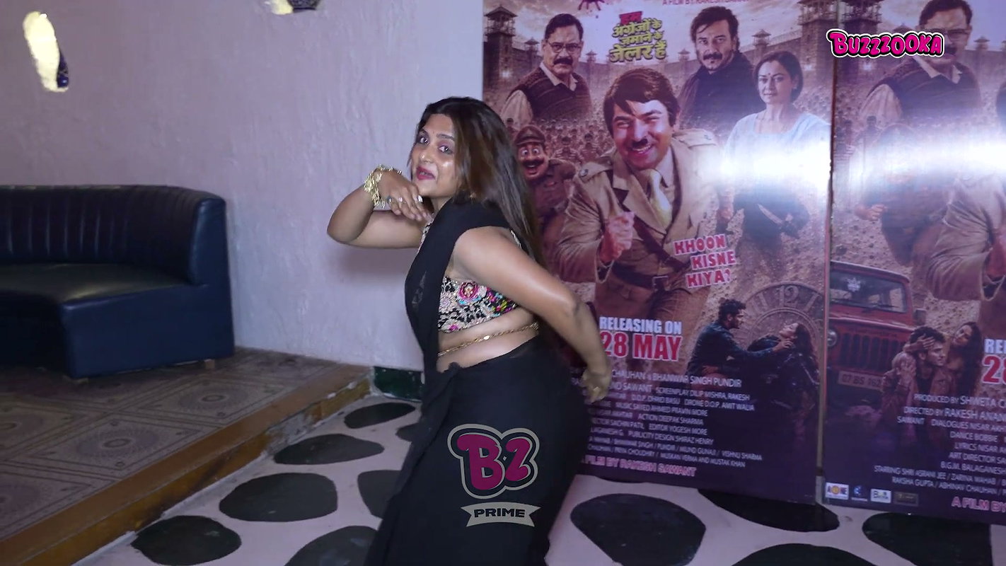 MILF Bhabi Hema Sharma STUNNING Milk Tanker Boobs Cleavage in Black Saree (2)2