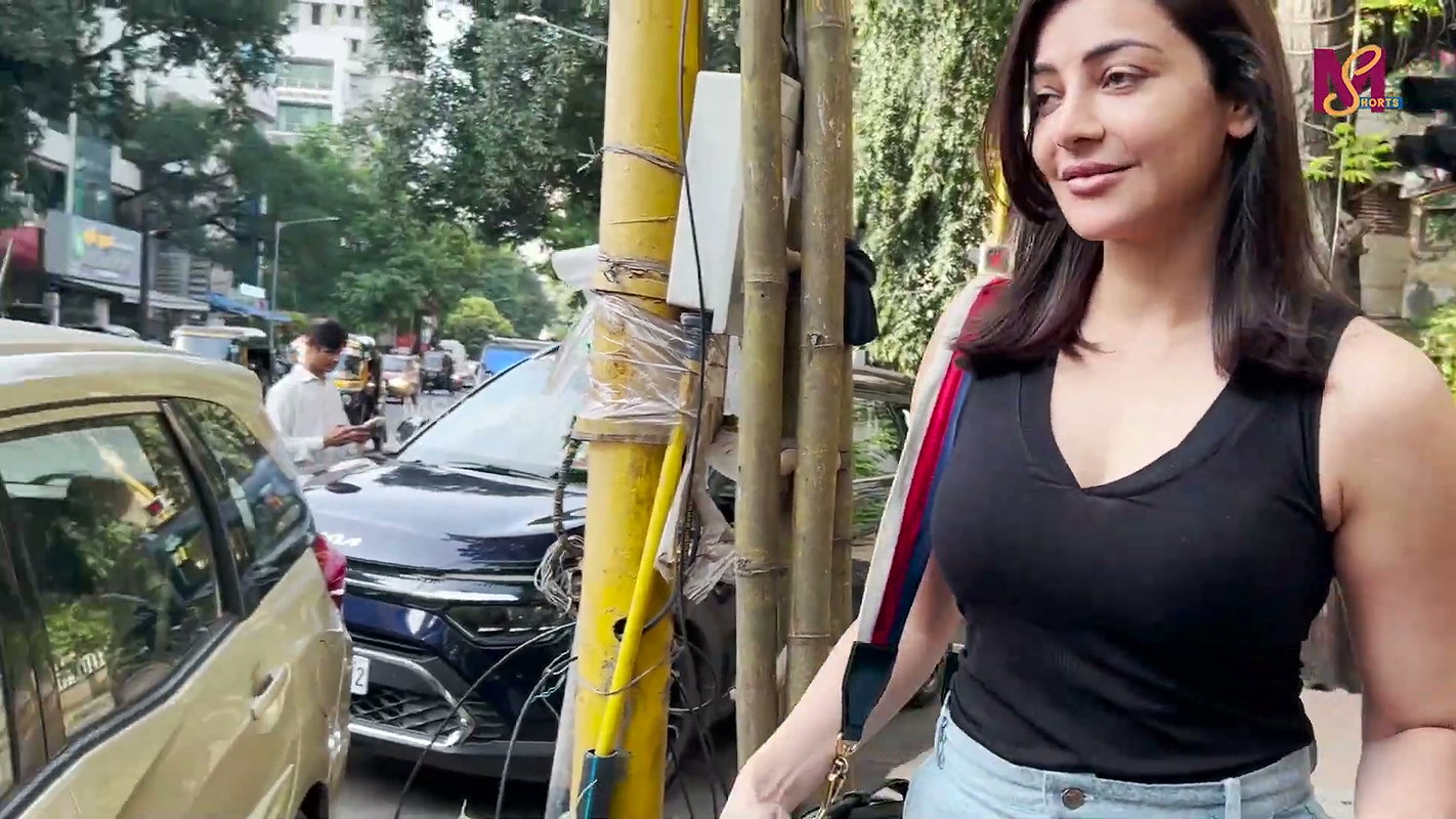 MILF Kajal Aggarwal Sexy Sharp Tight Boobs Exposure (2)2