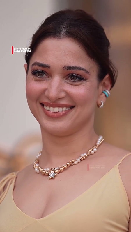 MILKY BEAUTY SEDUCTIVE TAMMANAH CUTE CLEAVAGE VIEW MESMERIZING (2)2