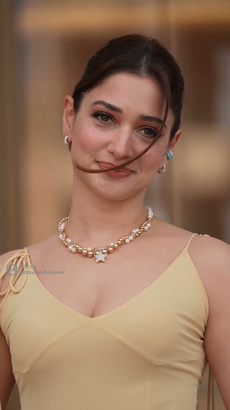 MILKY BEAUTY SEDUCTIVE TAMMANAH CUTE CLEAVAGE VIEW MESMERIZING (2)4