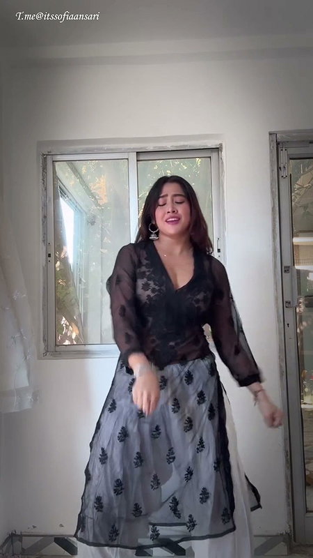 SOFIA ANSARI HOTTIE CUTE CLEAVAGE EXPOSE YUMMM (2)2