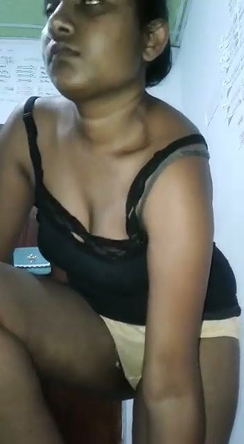 Tamil desi sexy figure bhabhi show her beautiful boobies and hairy pussy (2)2