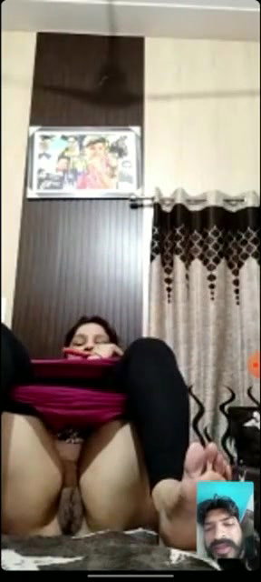 Horny bhabhi taking carrot inside