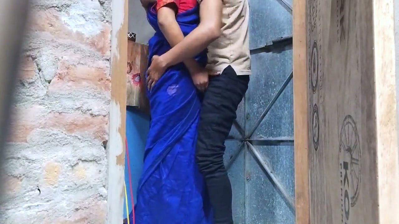 Bhabi Ki Mast Gand Ki Ched Me Padosi Devar Ne Tang Uta Ke Liya