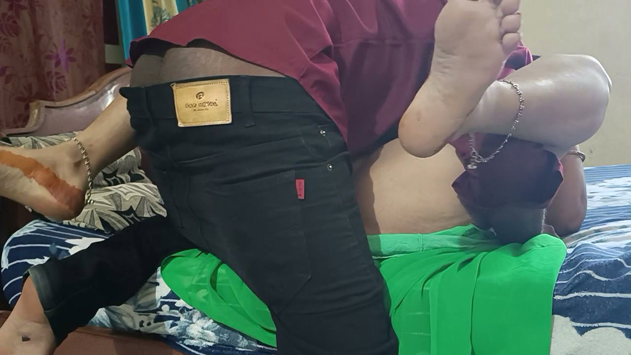 Desi Aunty Hot Fucking with Opposite Home Boy in Bed