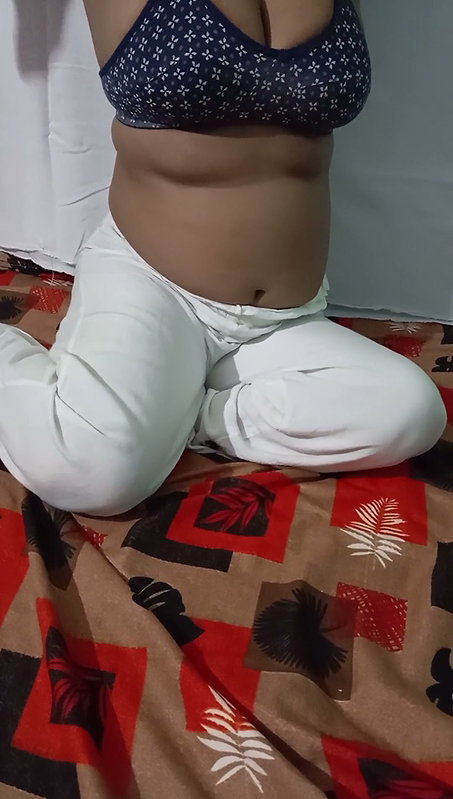 Desi Indian Girl Sucking Her Pussy