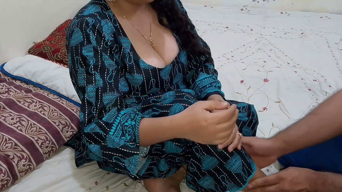 First Pressed the Stepmother’s Boobs and Then Had Sex