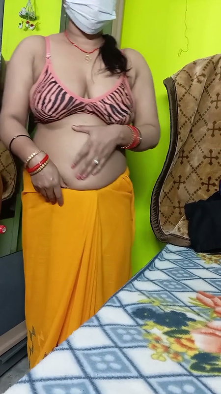 Indian Beautiful Bhabhi Removing Her Sari.