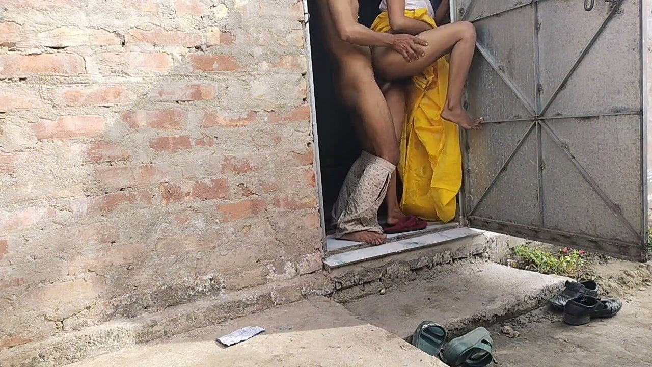 Indian Housewife Outdoor Fucking with Neighbour Brother in Law