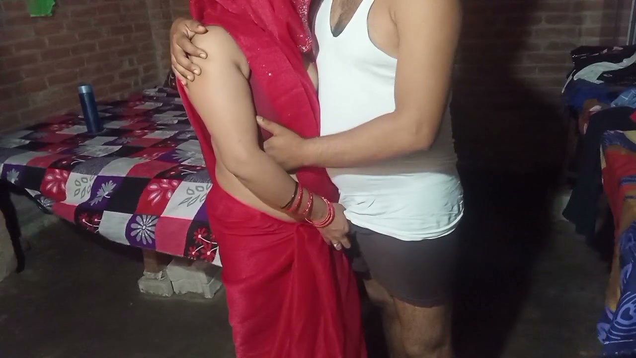 Laal Sari Me Bhabhi Ji Looks Very Hot and Sexy.