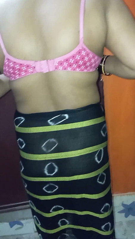 Most Beautiful Hot Girl Showing Her Pussy to Fuck