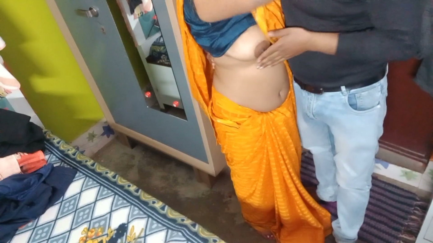 Very Beautiful Bhabhi in Yellow Saree
