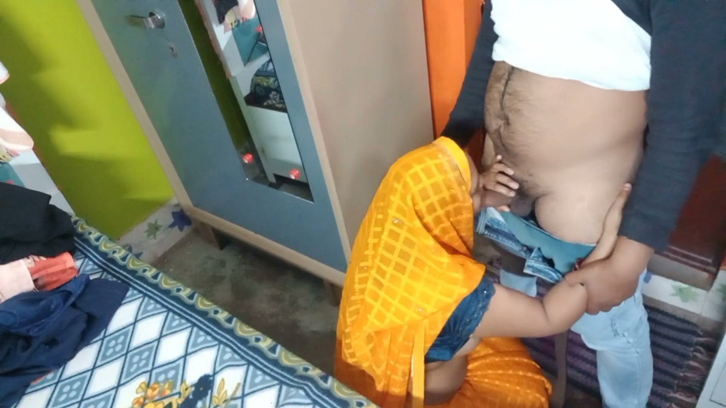 Very Beautiful Bhabhi in Yellow Saree