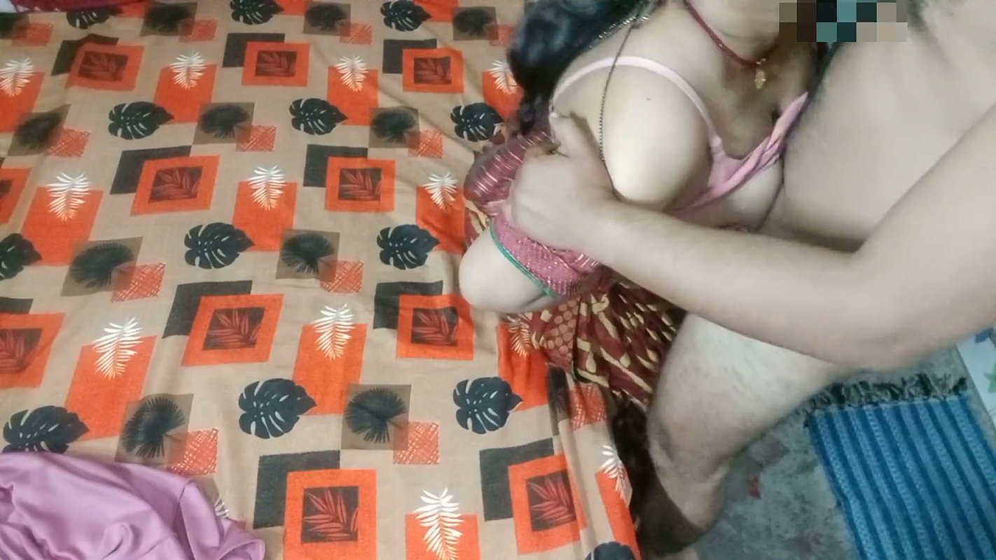 Very Beautiful Indian Bhabhi in Red Saree