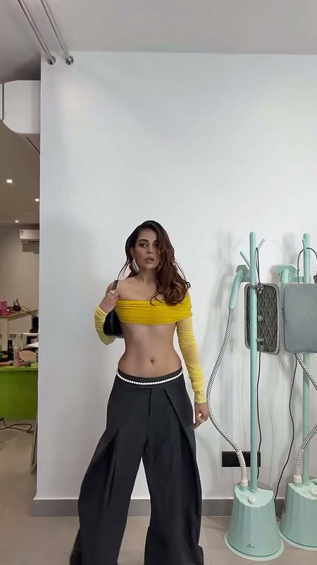 Komal_pandey_Sexy_Waist