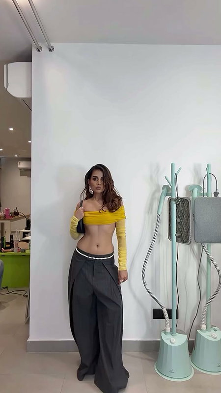 Komal_pandey_Sexy_Waist