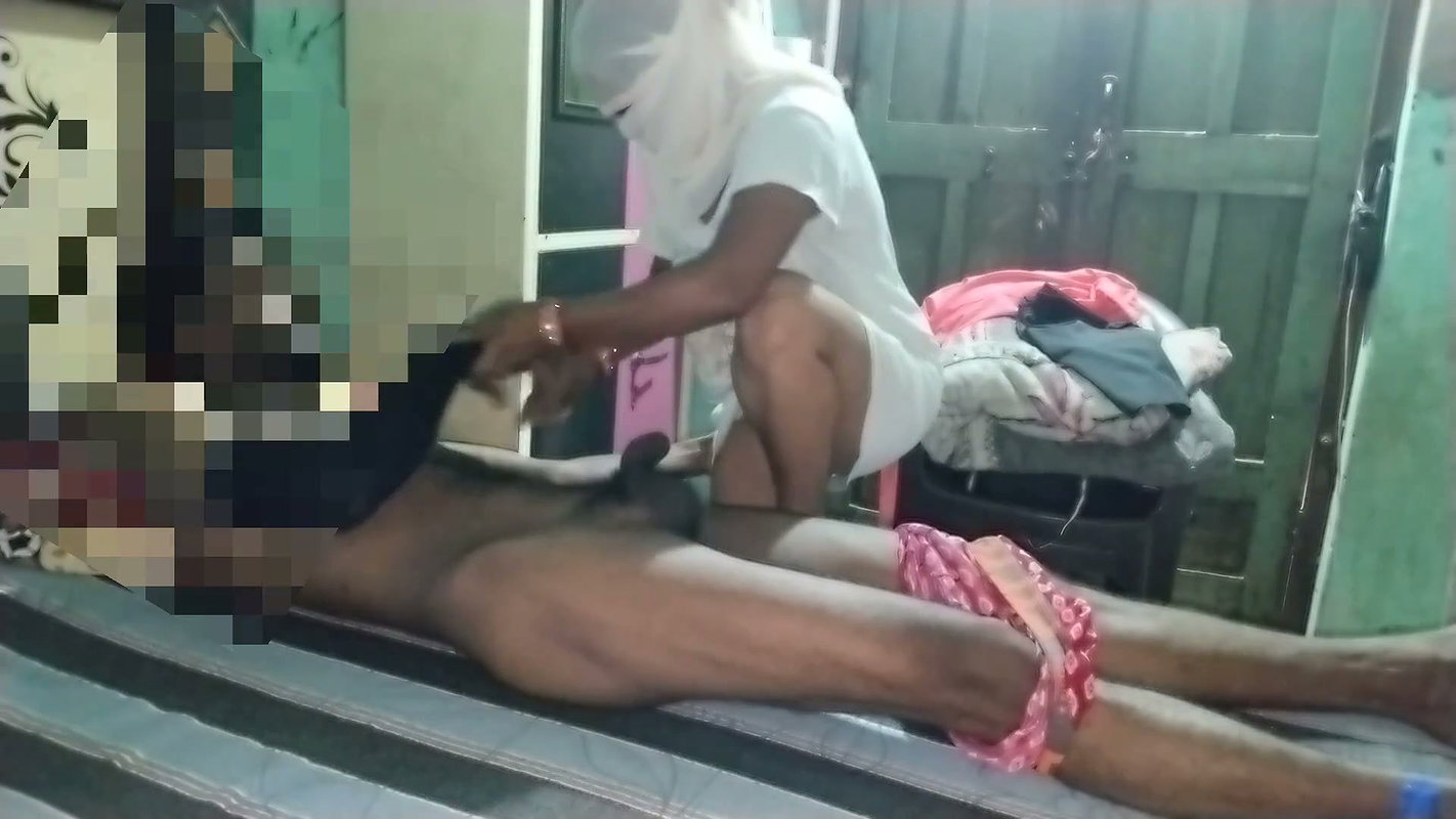 Aaj to bhabhi ne mujhe aapni chudai karwane ke liye khud bol diya bhabhi ko mst tel laga ke chudai kiya big ass