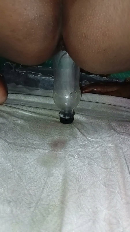 Bhabhi Ne apne hathon chut me botal dal diya