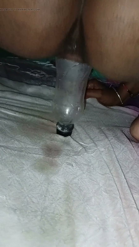 Bhabhi Ne apne hathon chut me botal dal diya