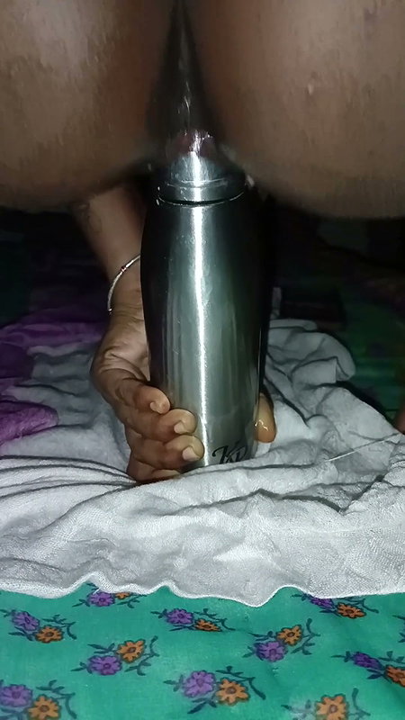 Bhabhi Ne pura botal chut me dal diya