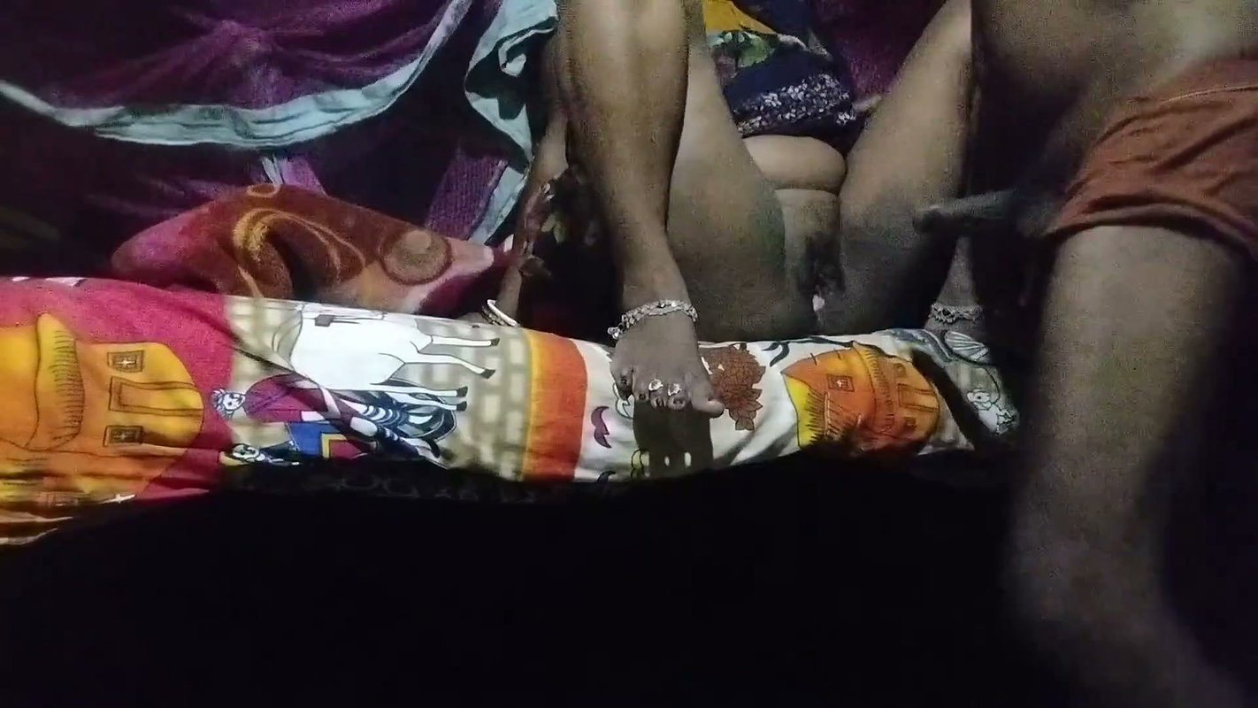 Chor ne chori karane aaya to bhabhi ne chor se boor chodane laga