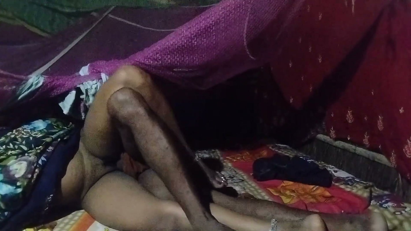Chor ne chori karane aaya to bhabhi ne chor se boor chodane laga