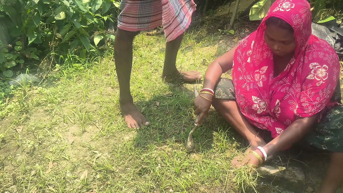 Dost ki bhabhi ko Jungle Safai karte waqt chudai ki