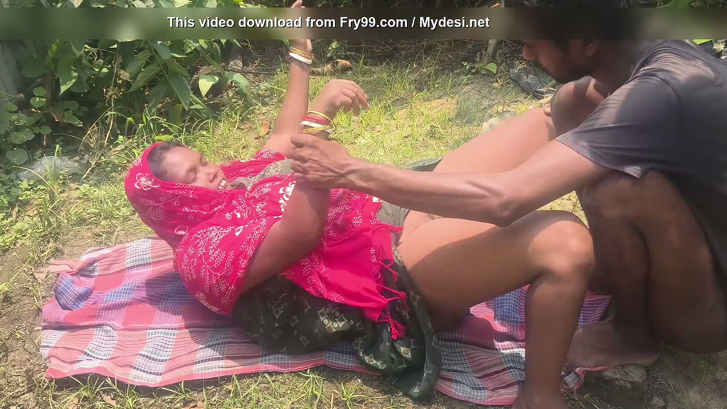 Dost ki bhabhi ko Jungle Safai karte waqt chudai ki