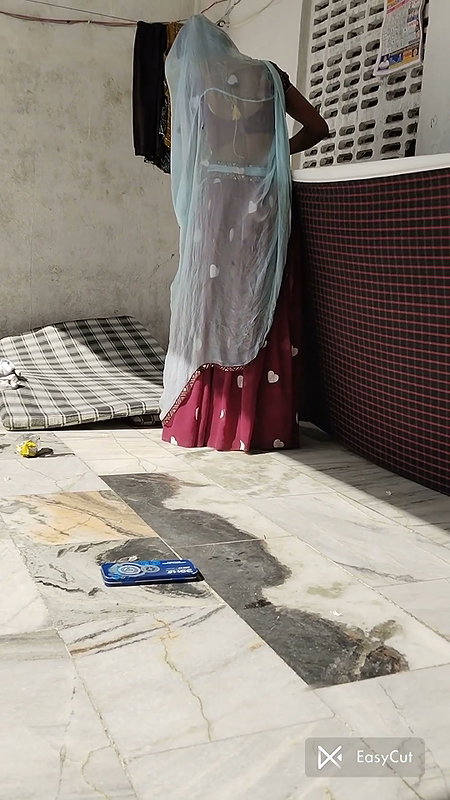 Hot pushpa bhabhi bathroom me boobs ko sahla rahi