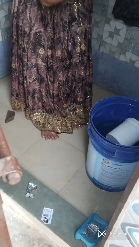 Hot pushpa bhabhi bathroom me boobs ko sahla rahi