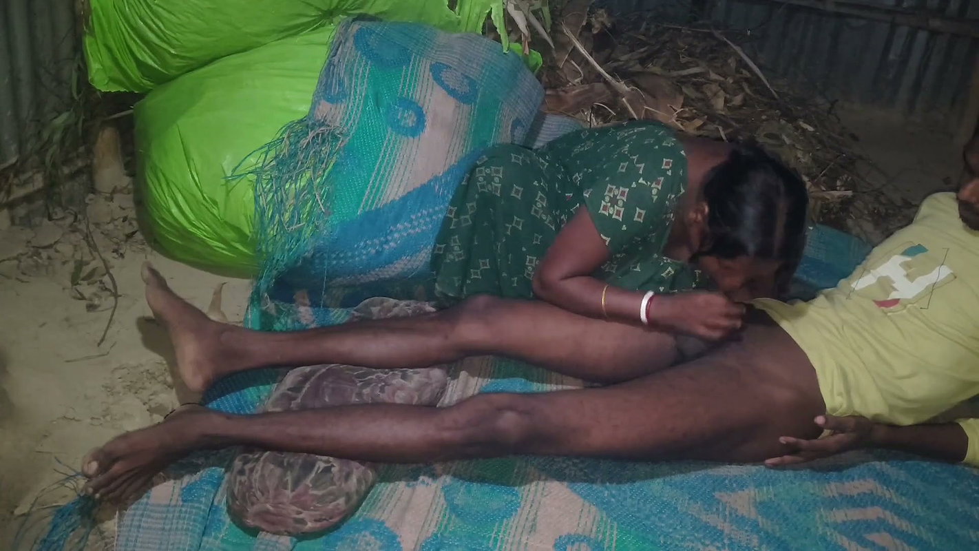 Indian pados ki bhabhi chudai ke liye vate kar raha tha