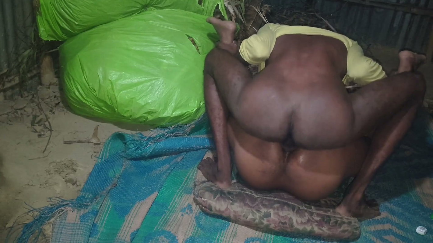 Indian pados ki bhabhi chudai ke liye vate kar raha tha