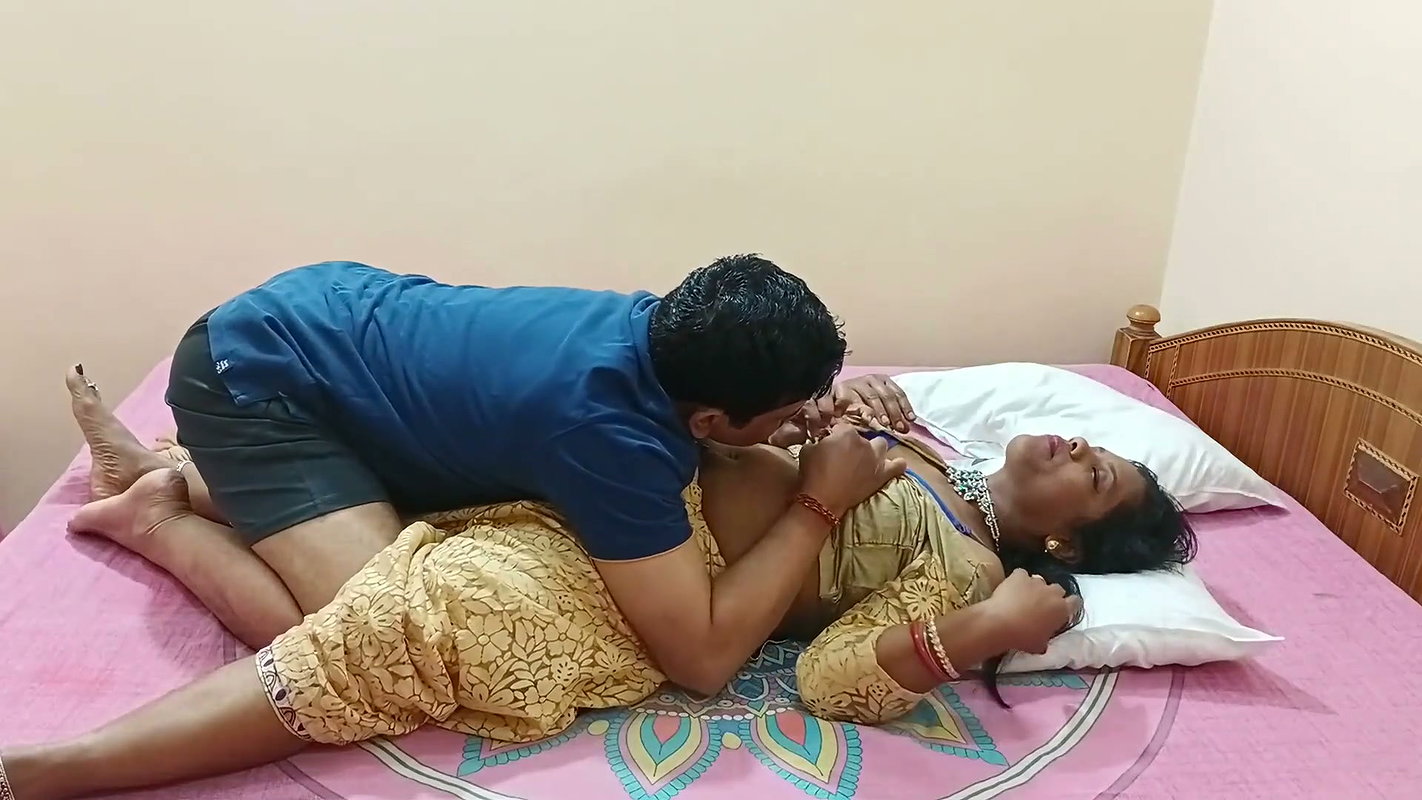 Indian Sexy Married Bhabhi Romantic Blowjob and Hot Sex in Saree Fucking Video