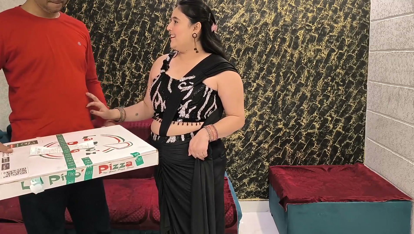 Pizza Delivery Guy Fuck Indian Lady for Free Pizza