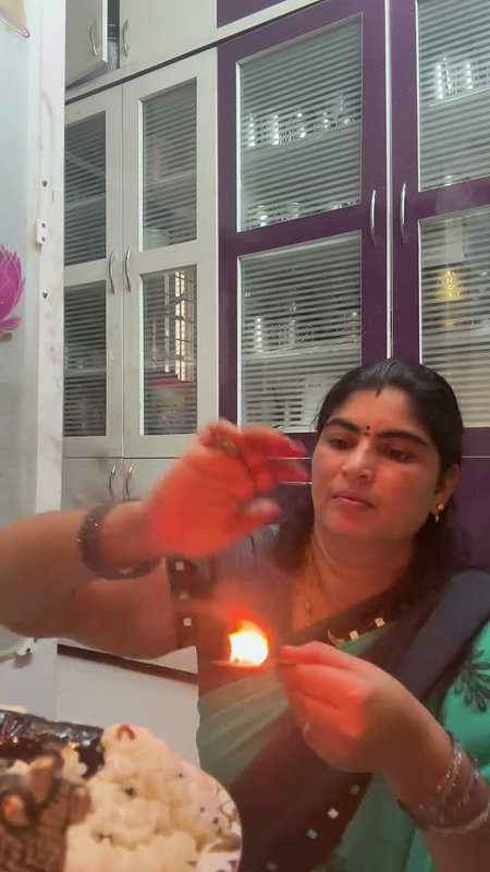 kannadiga aunty fleshy deep big navel in blue saree 22