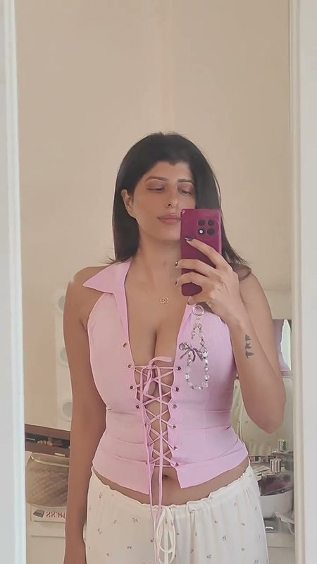 desi girl in exposing pink costume 22
